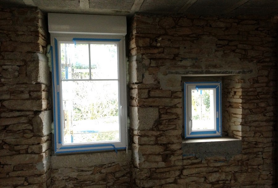 Ouverture de fenêtres dans mur en pierres à Quimper